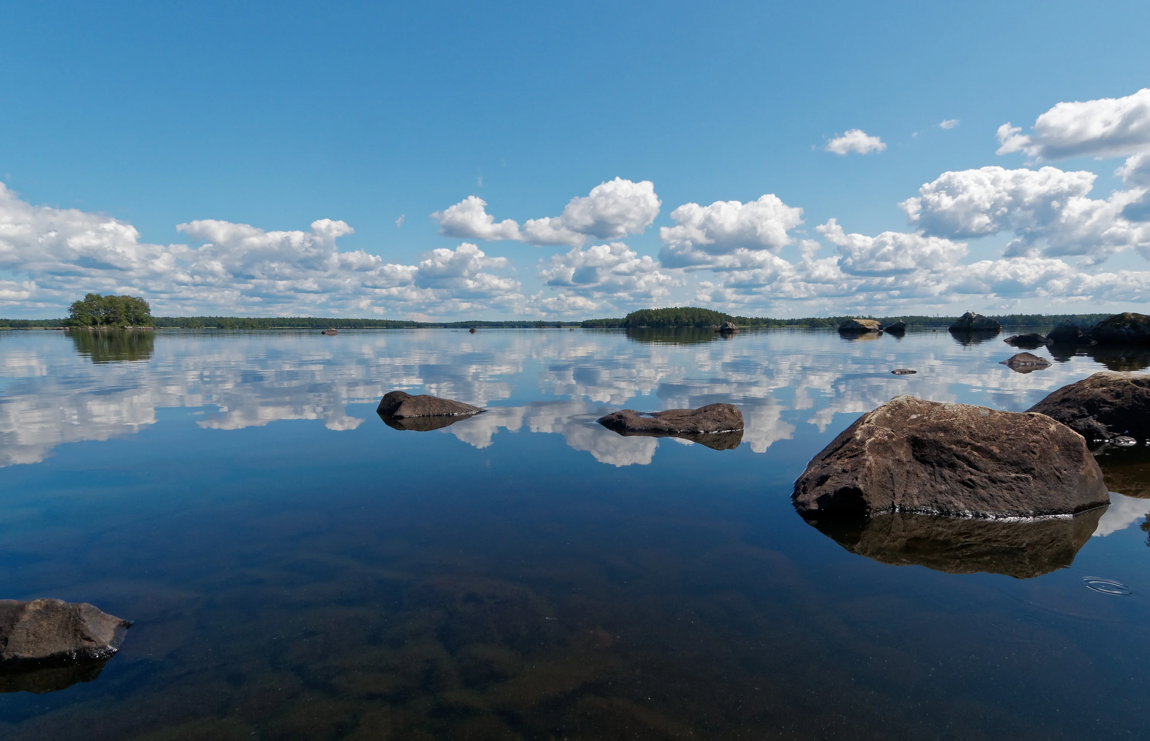 Calm water over Lake Asnen