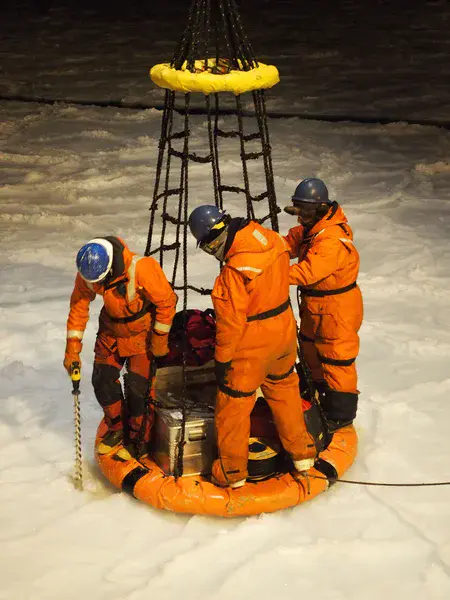 Scary sea ice drilling in the antarctic darkness!