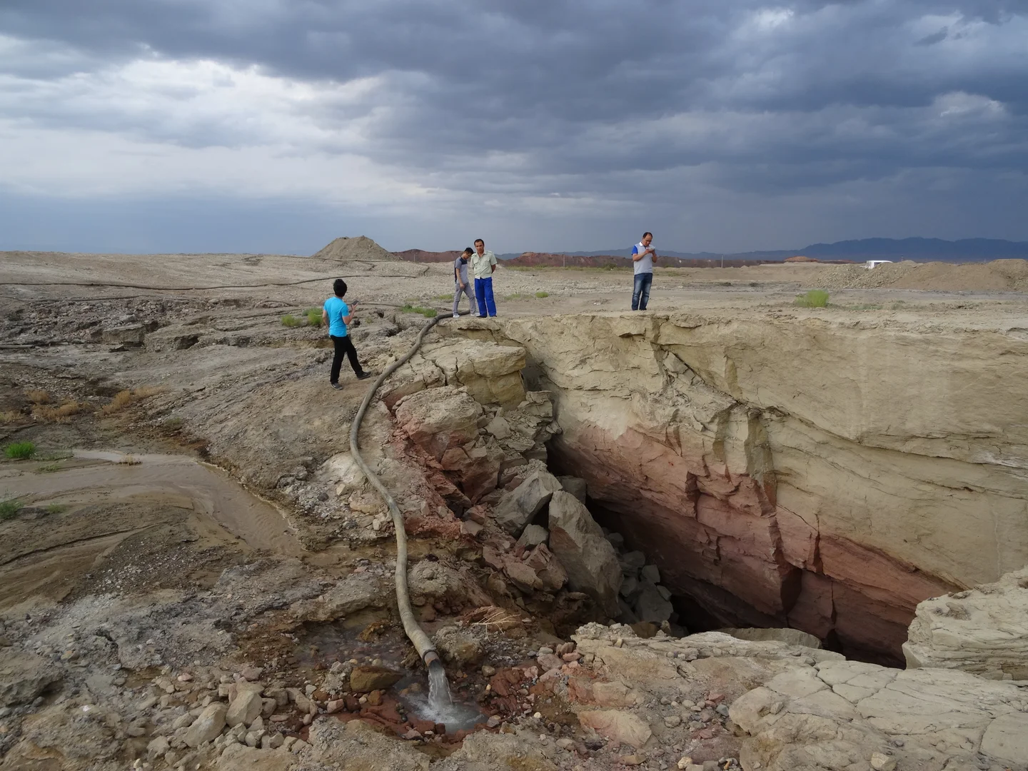 Ground cracks due to underground coal burning