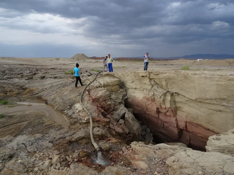 Ground cracks due to underground coal burning