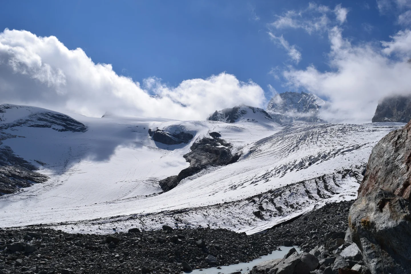 Cracked skin of the Allalin glacier