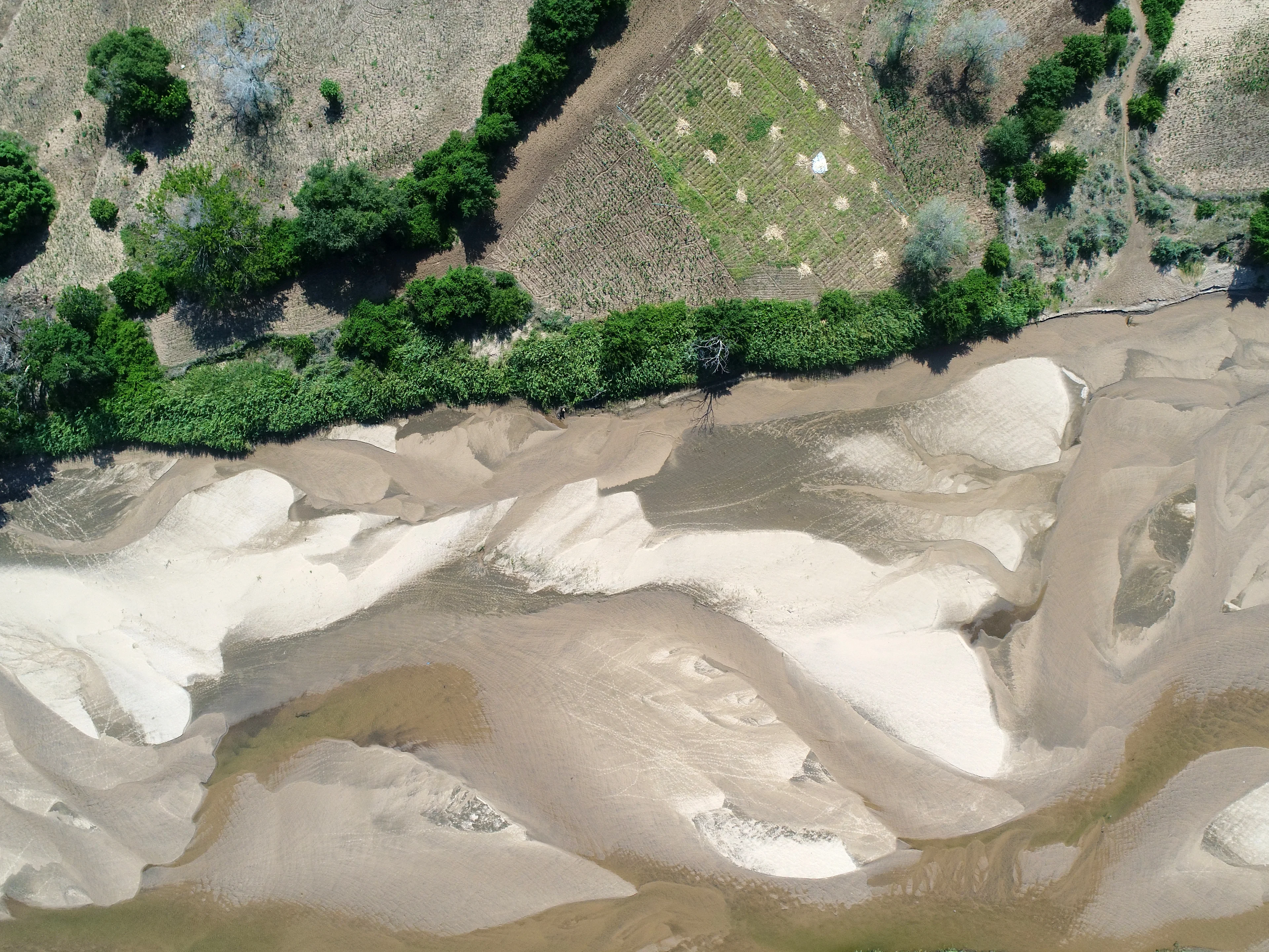50 shades of grey: moving waters and moving sands in the Limpopo River, Mozambique