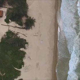 Ipnotic waves: shoreline surf area in Macaneta, Mozambique
