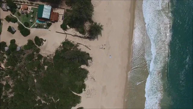 Ipnotic waves: shoreline surf area in Macaneta, Mozambique