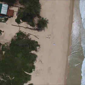 Ipnotic waves: shoreline surf area in Macaneta, Mozambique