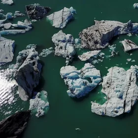 Melting the glacier Jökulsárlón Glacier