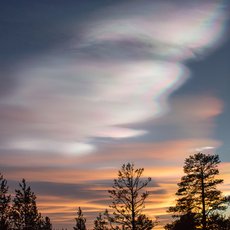 Mother-of-pearl cloud by Thomas Kuhn
