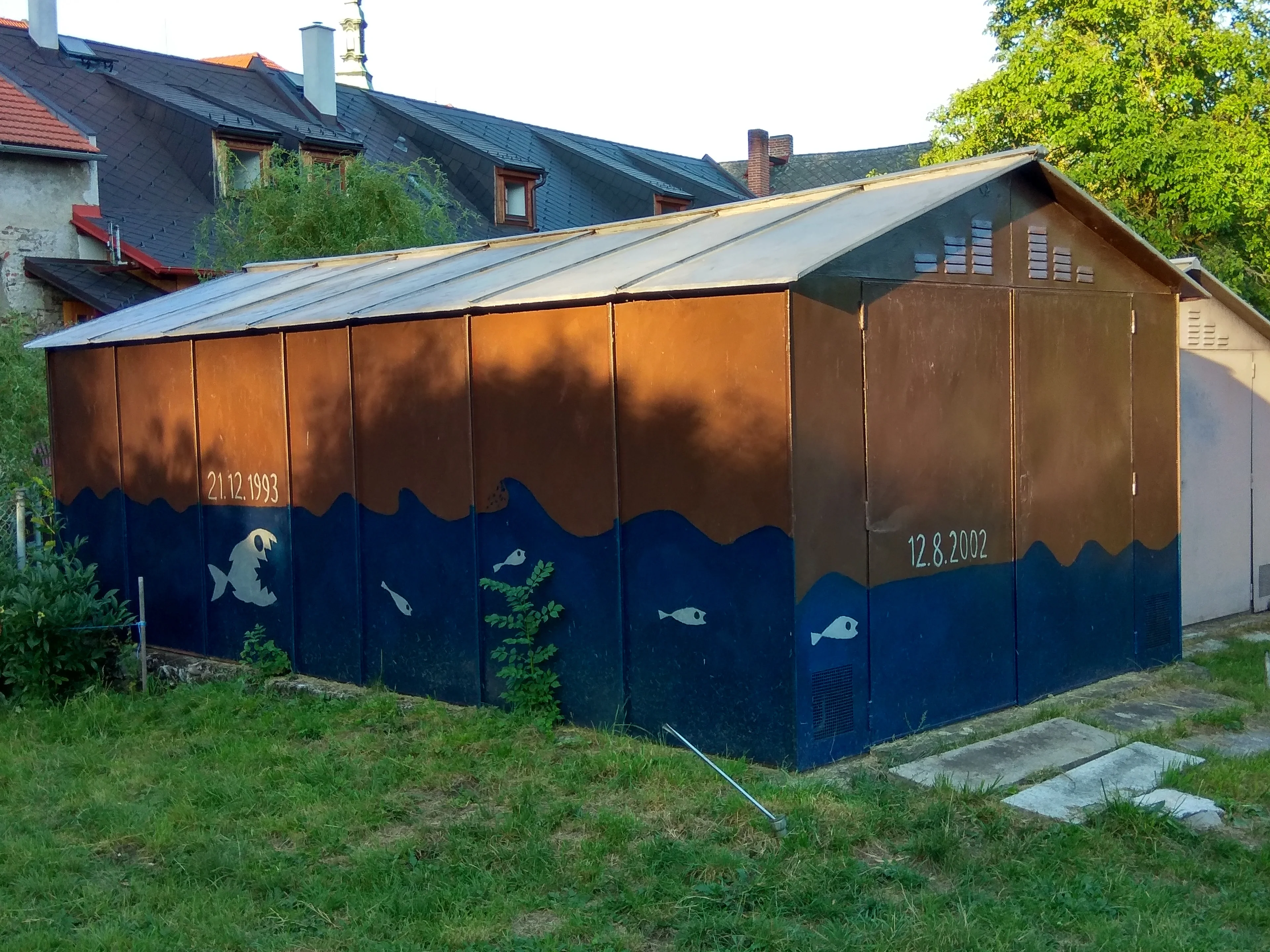 Flood marks on a garage in Sušice