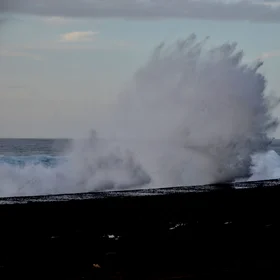 Breaking swell waves