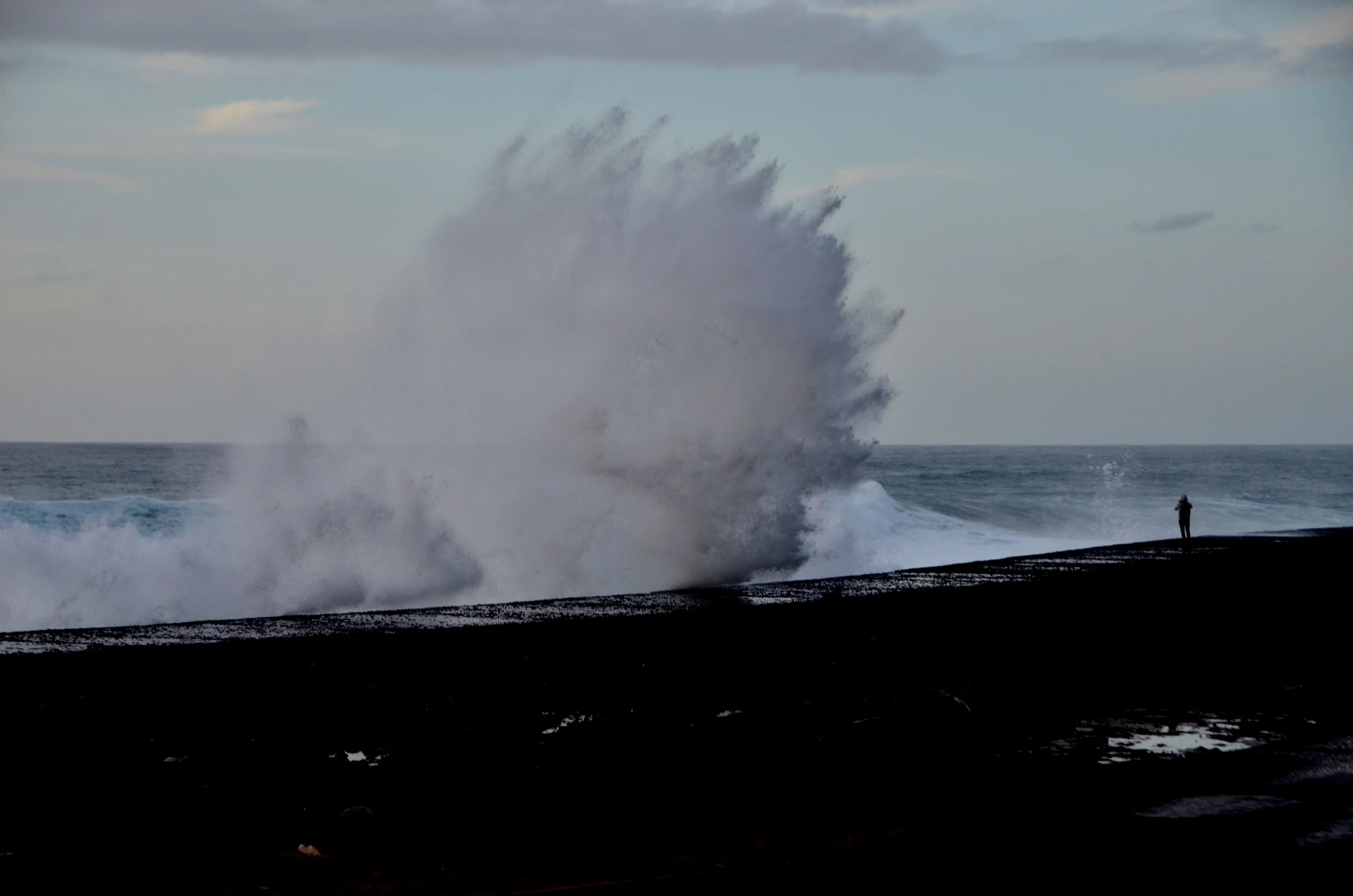 Breaking swell waves