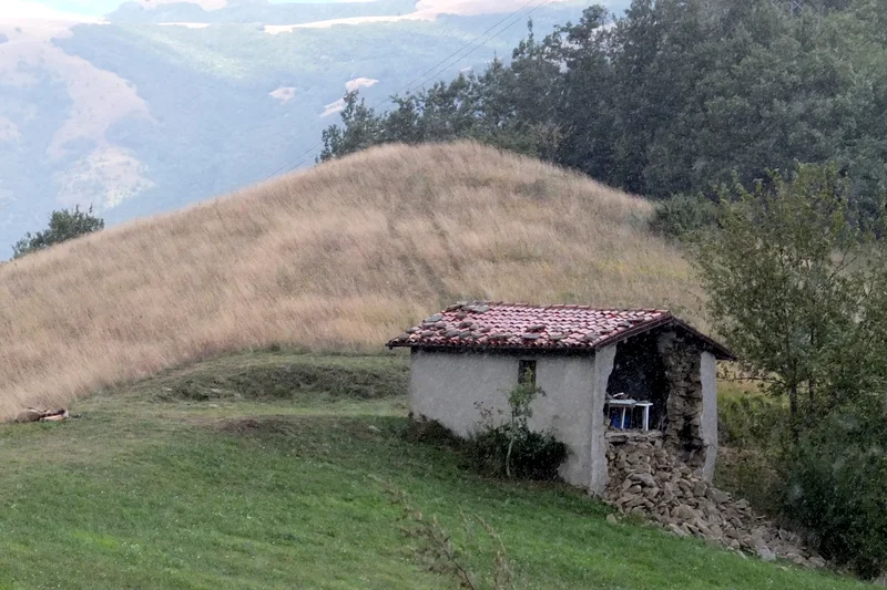 Earthquake effects on country house