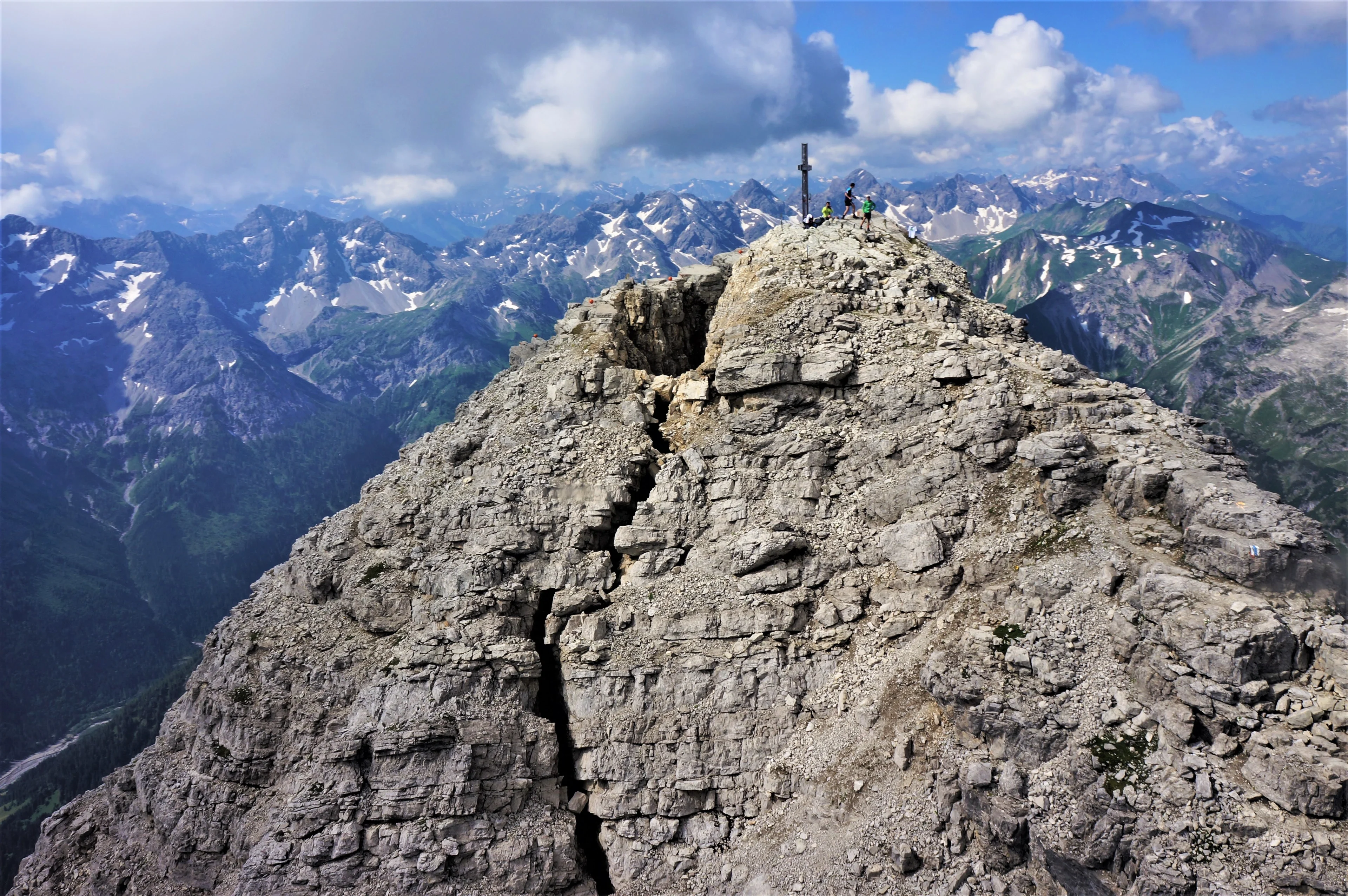Preparing rock slope failure at the Hochvogel