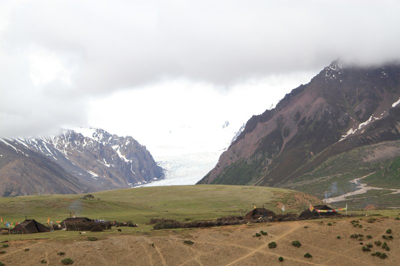 Yak dung combustion and glacier retreat of the Third Pole