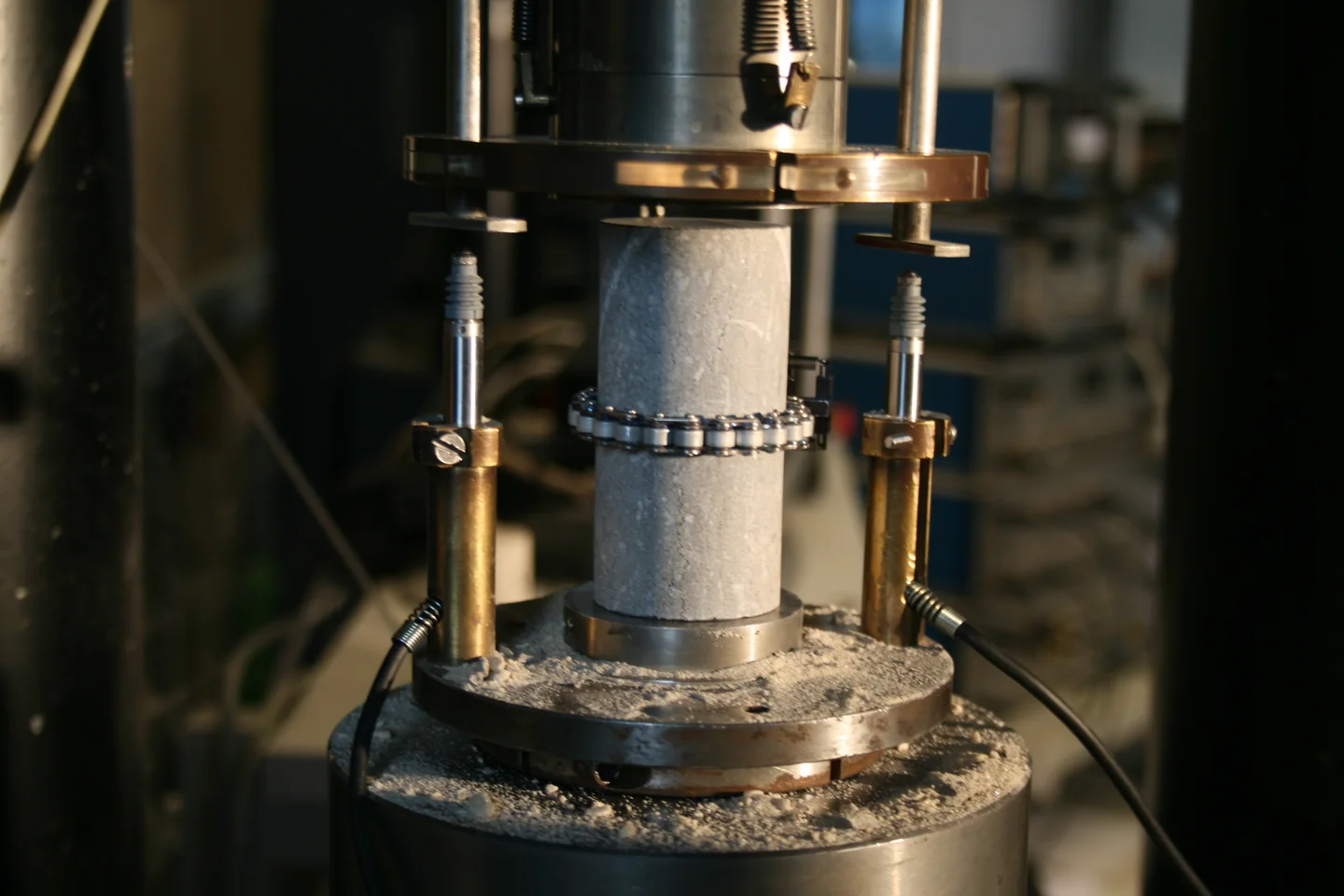 Rock Fracturing in an Earth Science laboratory