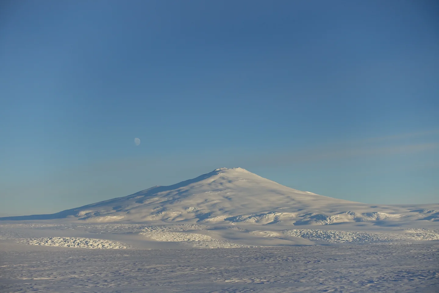 The Moon of the midnight sun
