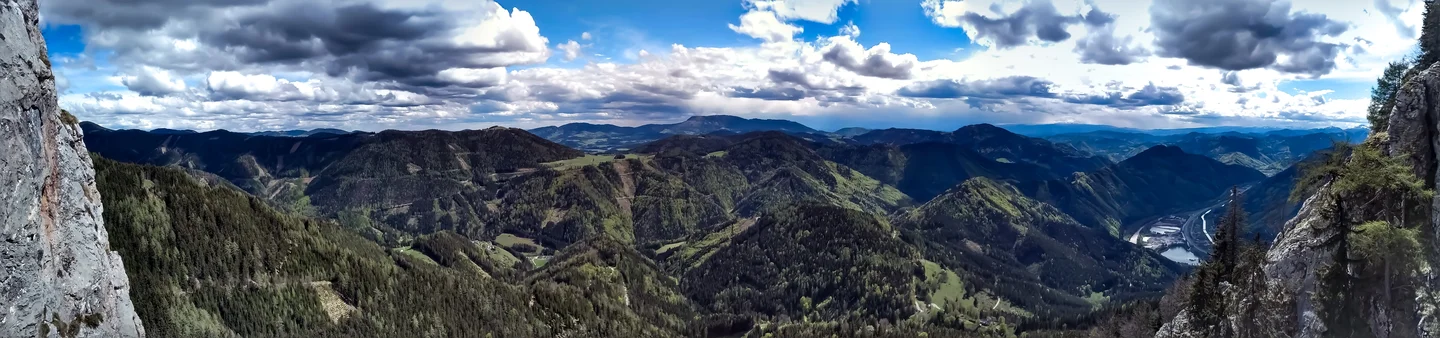 Relict karst landscapes record fluvial pre-maturity at the margin of the Eastern Alps
