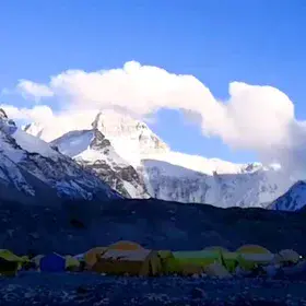 Mountaineers and Mt.Qomolangm