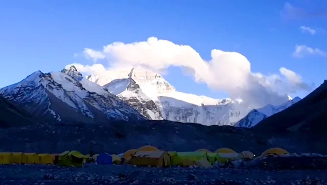 Mountaineers and Mt.Qomolangm