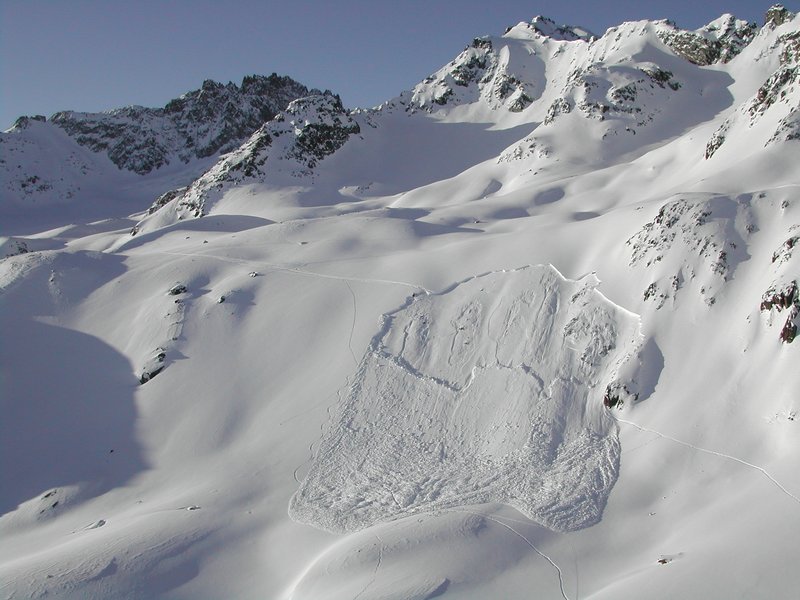 Dry-snow slab avalanche