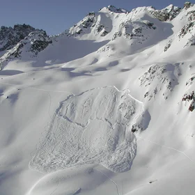 Dry-snow slab avalanche