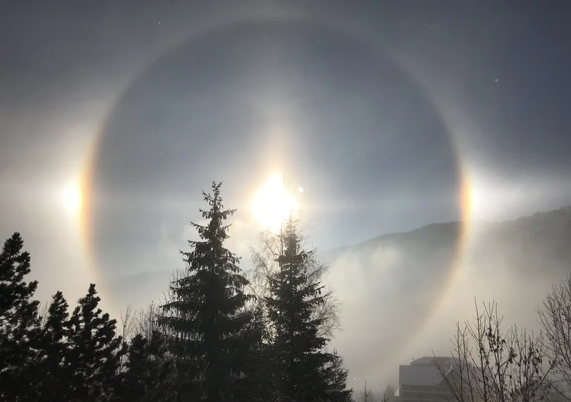 A glittering morning -- solar halo with sundogs