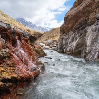 Hot spring waters meet the cold Maipo river