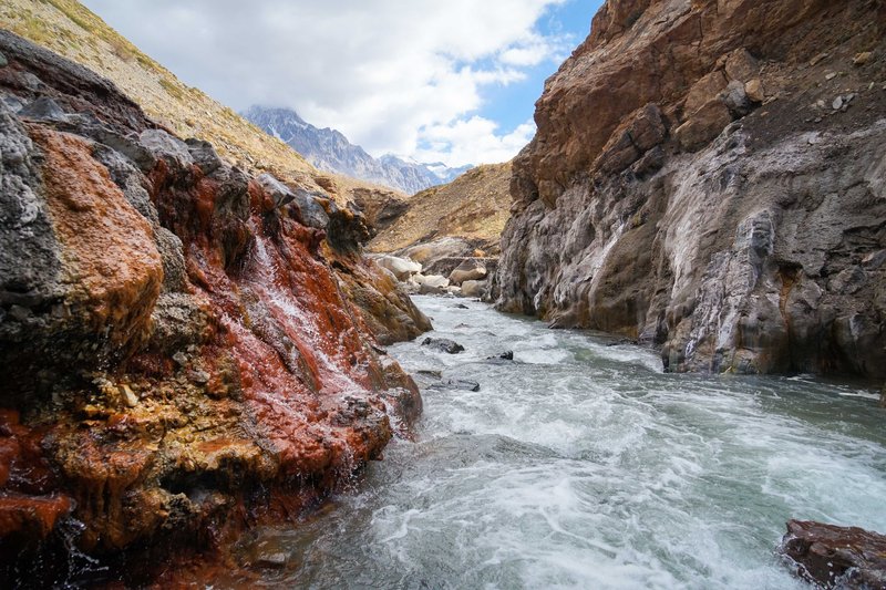 Hot spring waters meet the cold Maipo river
