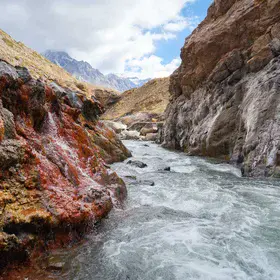 Hot spring waters meet the cold Maipo river