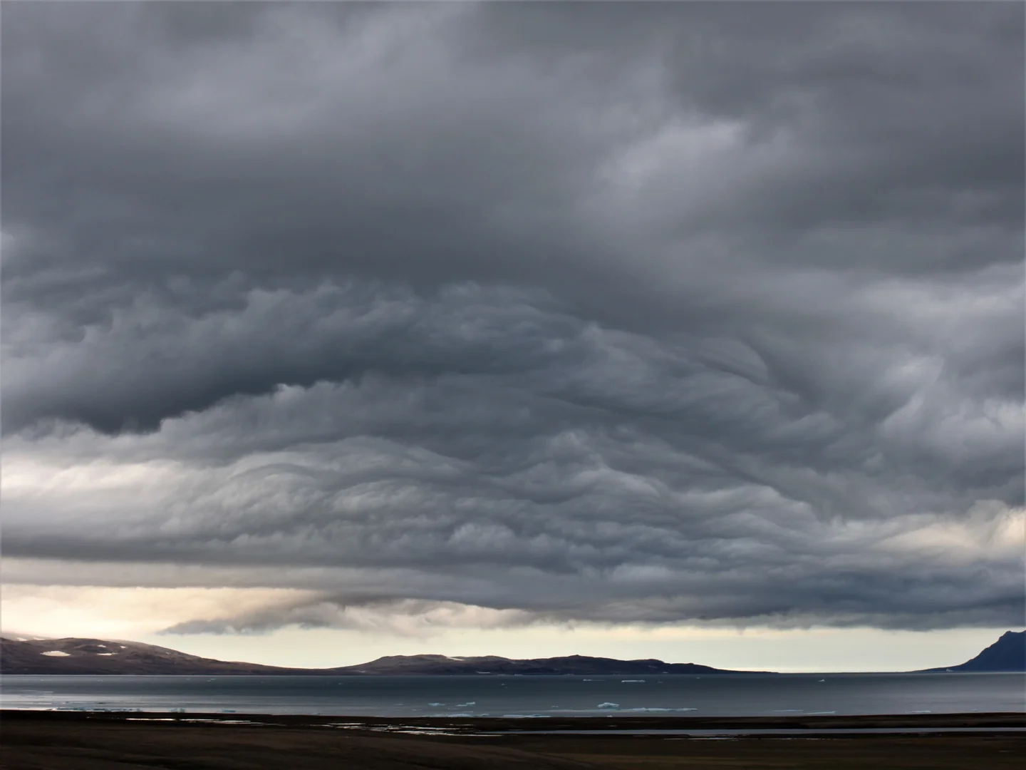 Opposing autumn winds in Greenland