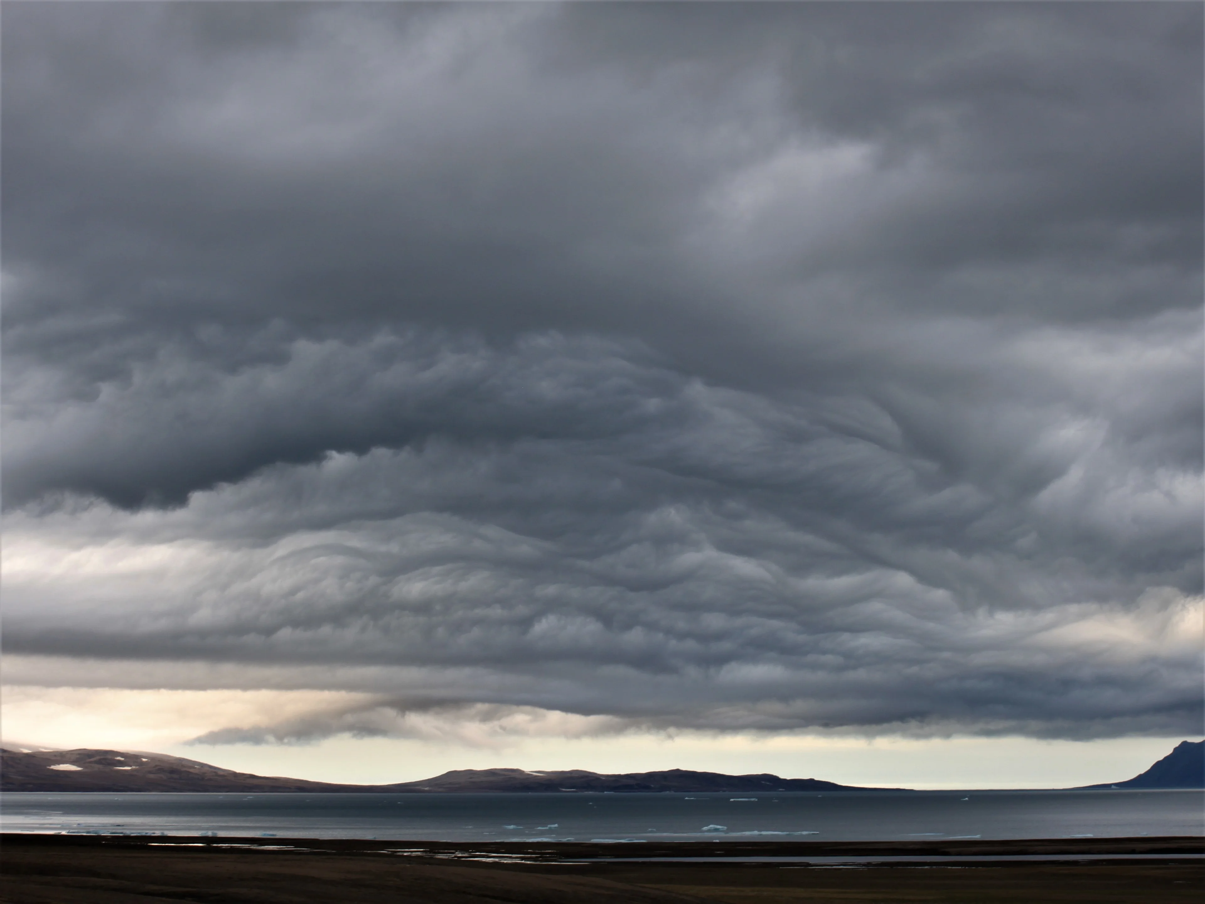 Opposing autumn winds in Greenland