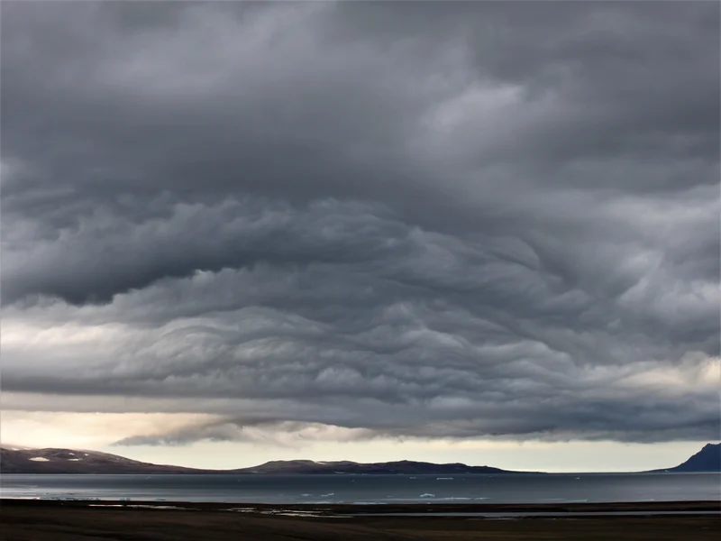 Opposing autumn winds in Greenland