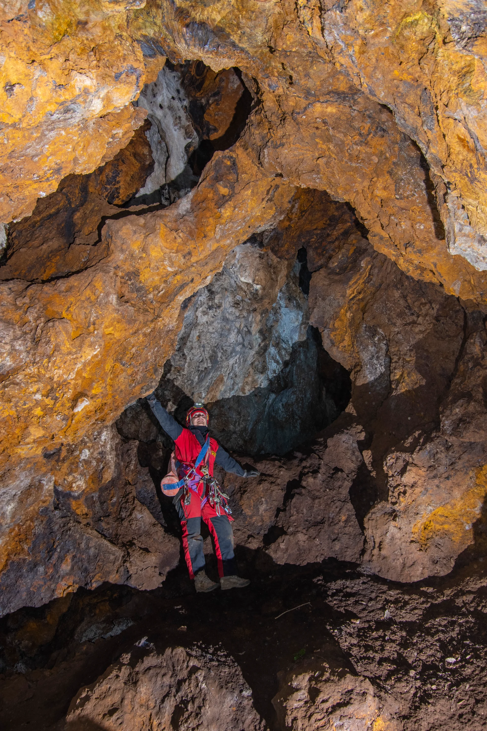 Skarn deposit in Etruscan-Roman mine, mining void