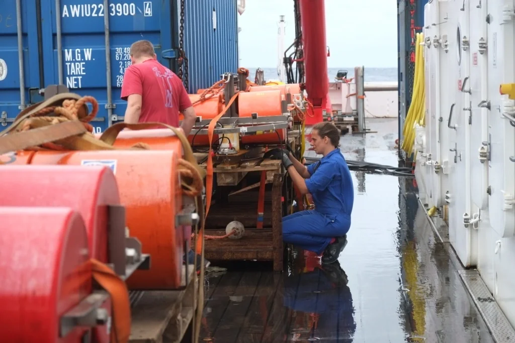 Screwing together some Ocean  Bottom Seismometers