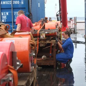 Screwing together some Ocean  Bottom Seismometers