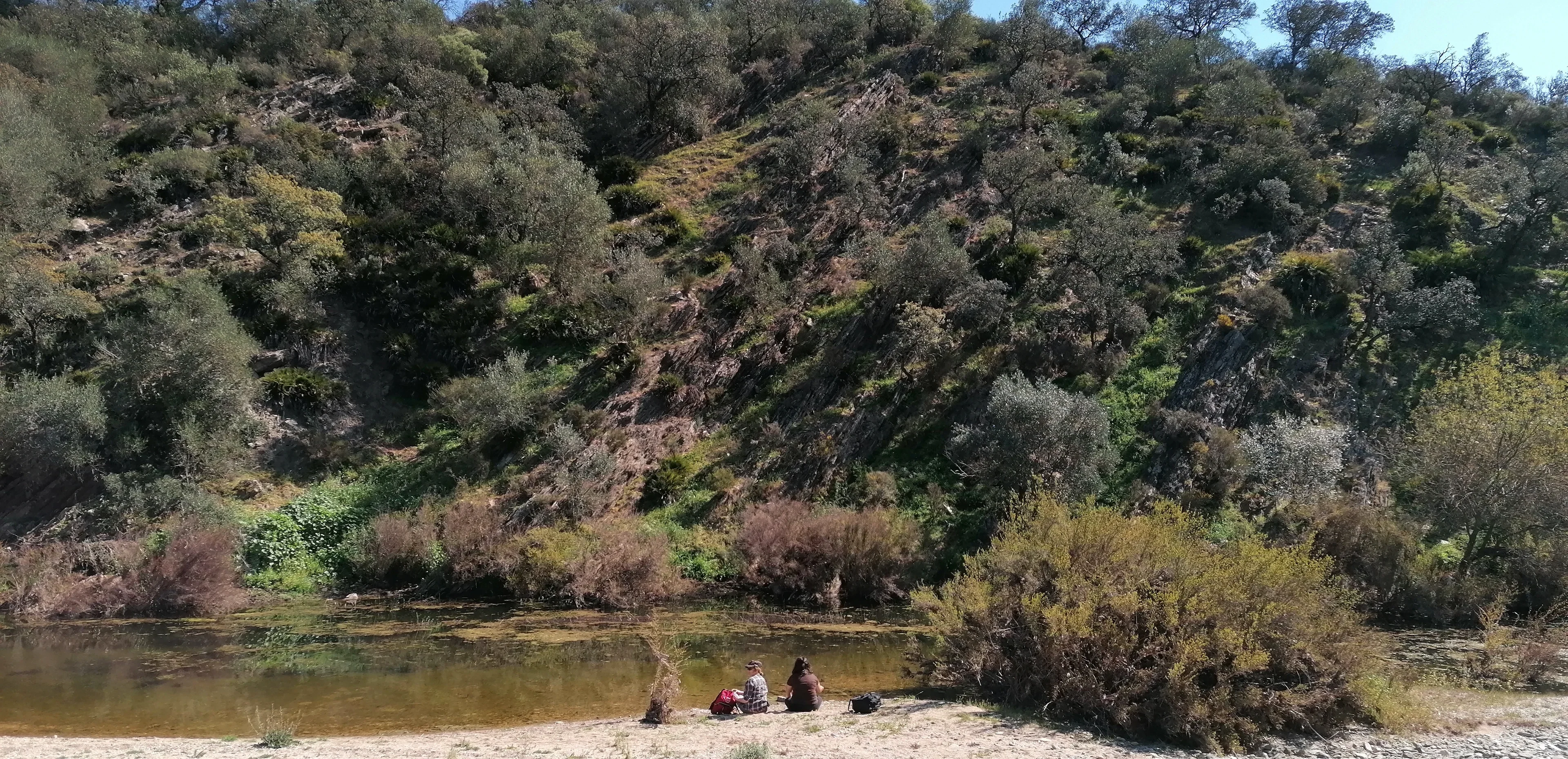 Lunch in front of the fault or two hours walking to reach a beach in the mountains