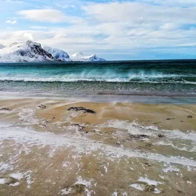 Wind against the waves