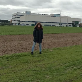 Lorena shows us the experimental fields