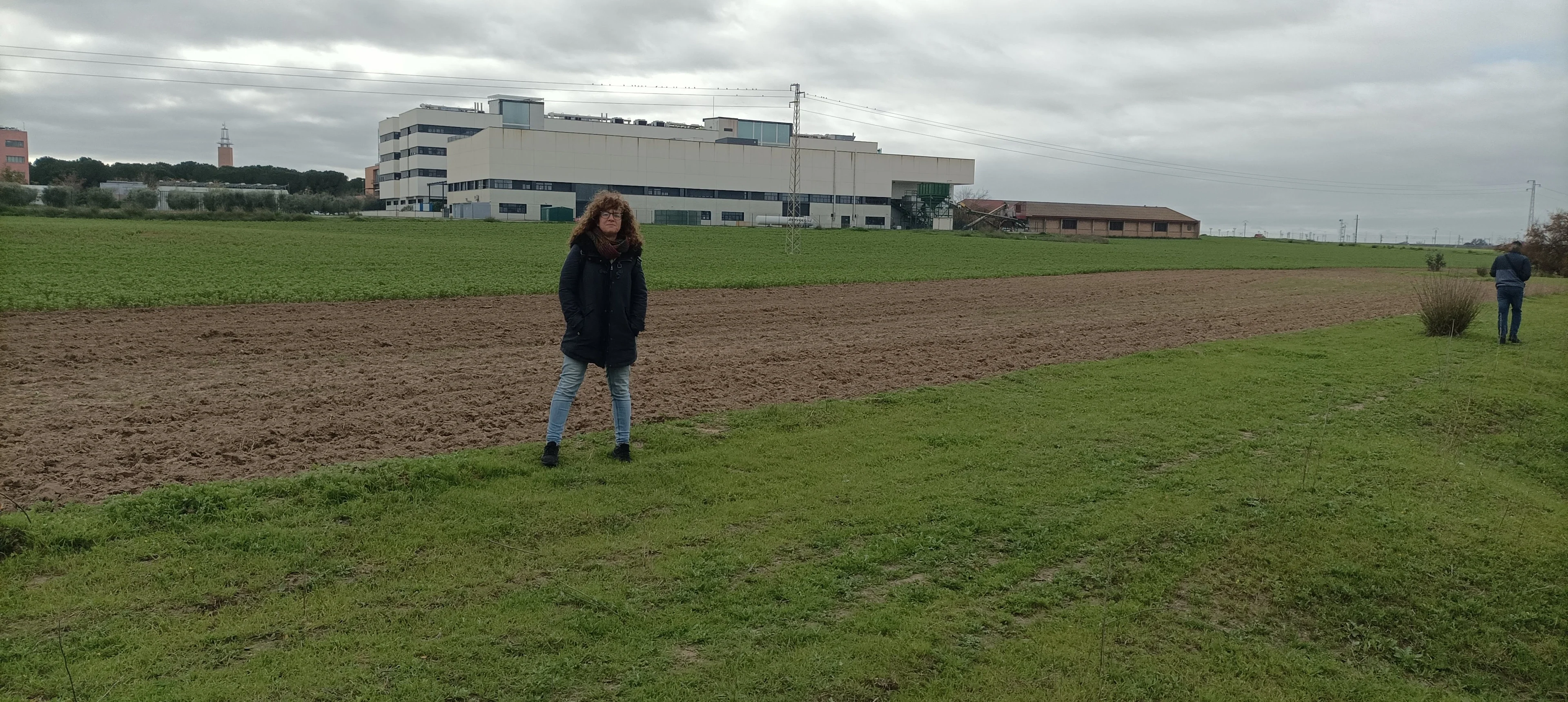 Lorena shows us the experimental fields