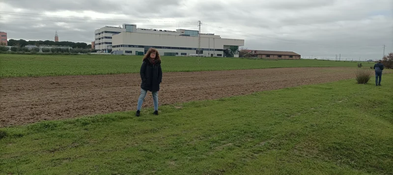 Lorena shows us the experimental fields
