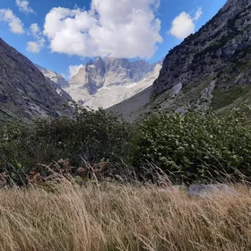 Intermittent wind in the mountains (Ecrins, Alps)