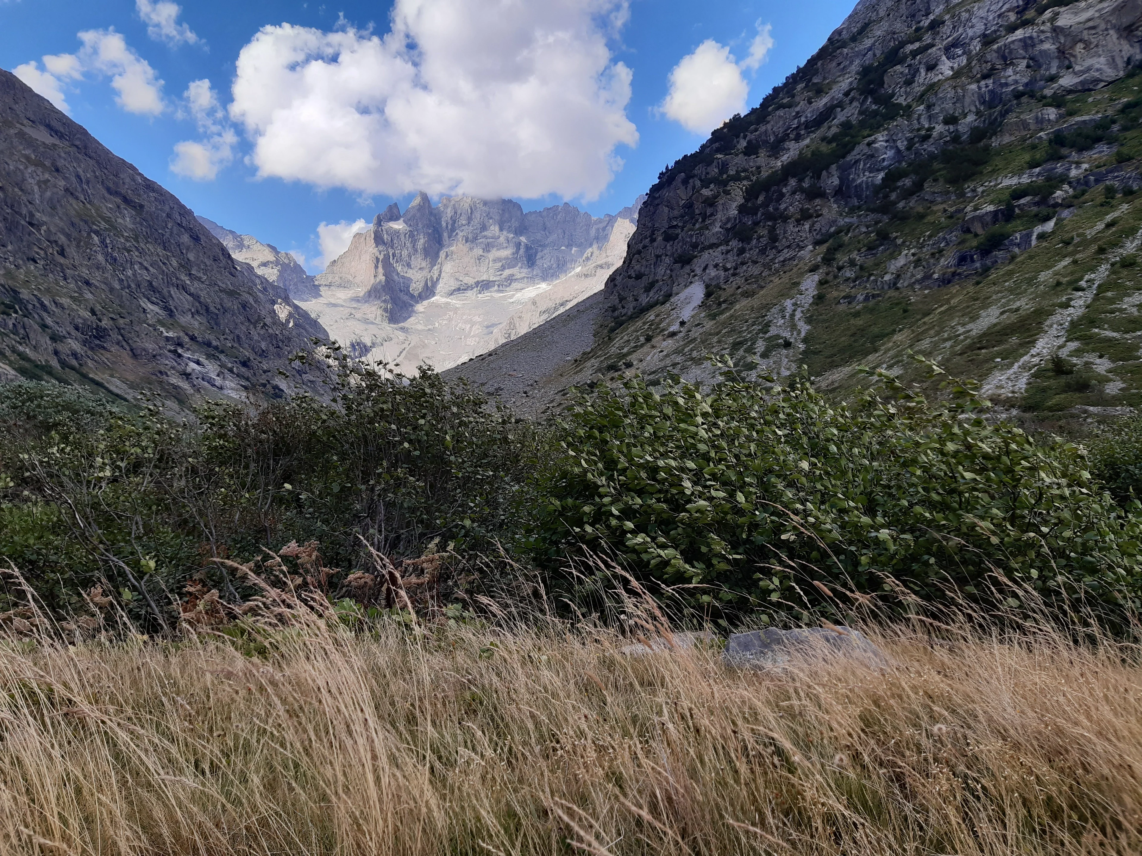 Intermittent wind in the mountains (Ecrins, Alps)