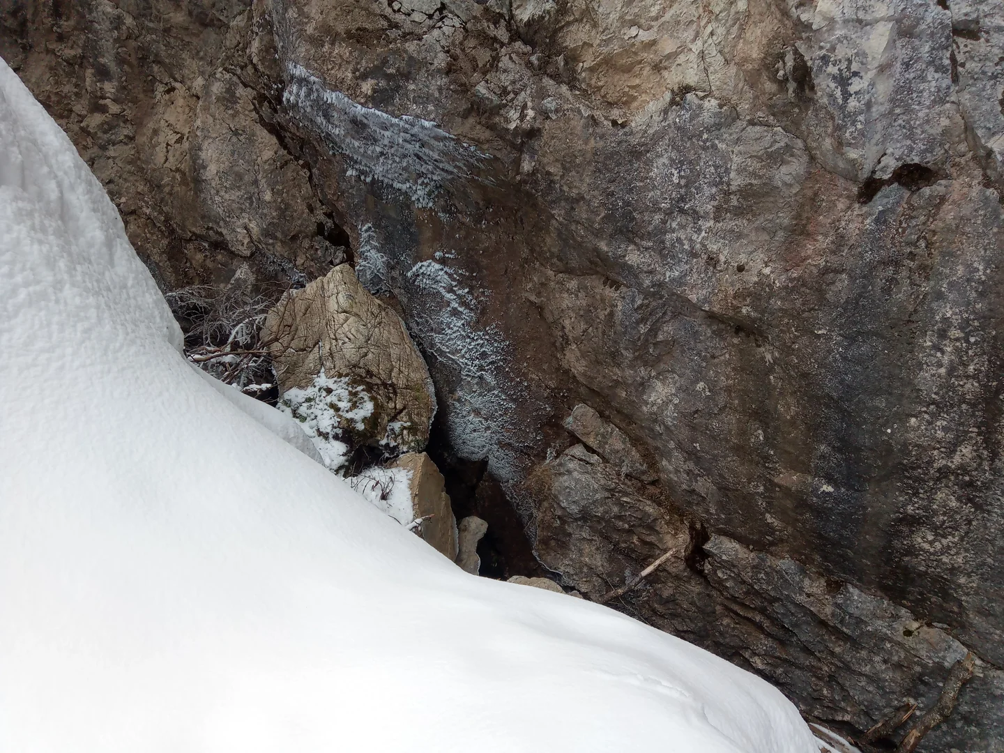 Caves´frozen breath high in Tatras