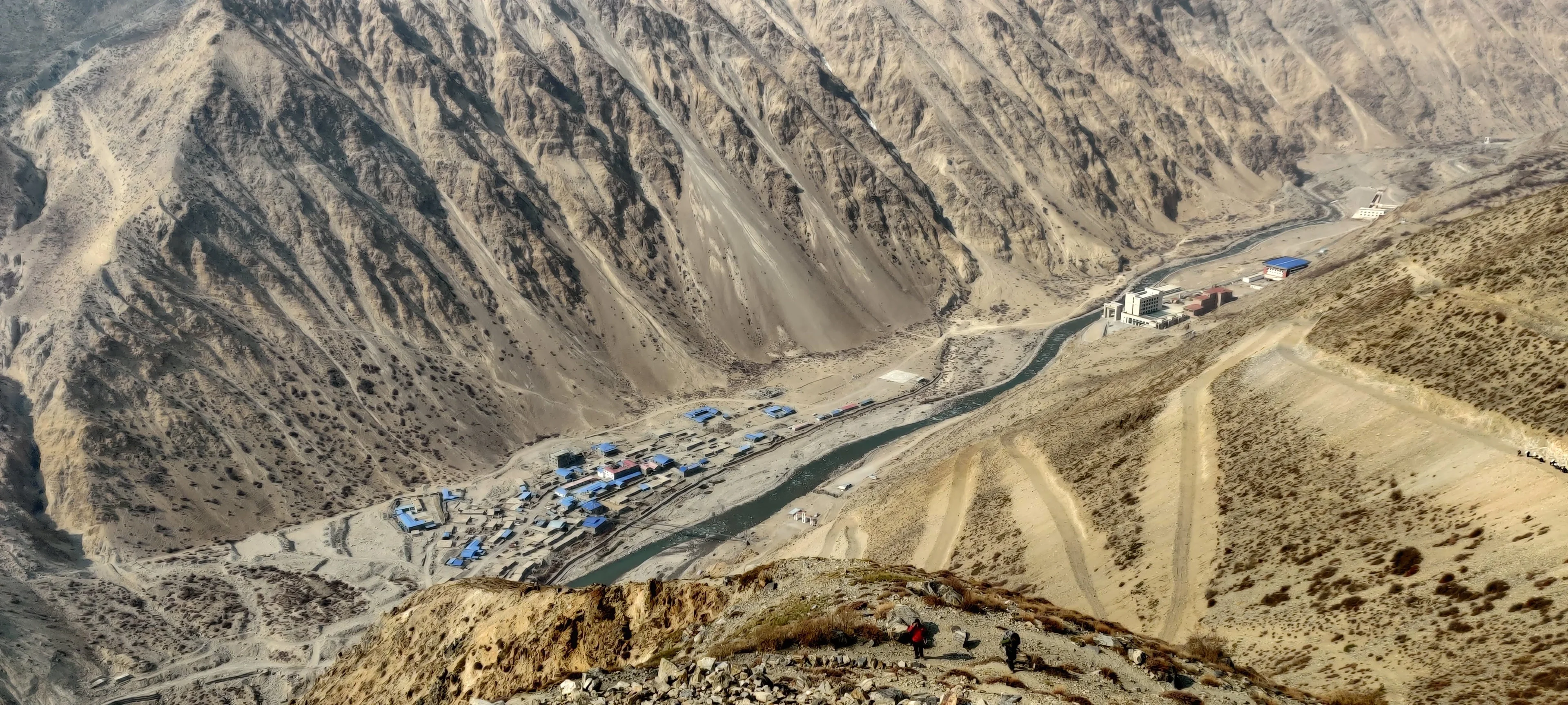 Border without Natural Barriers
