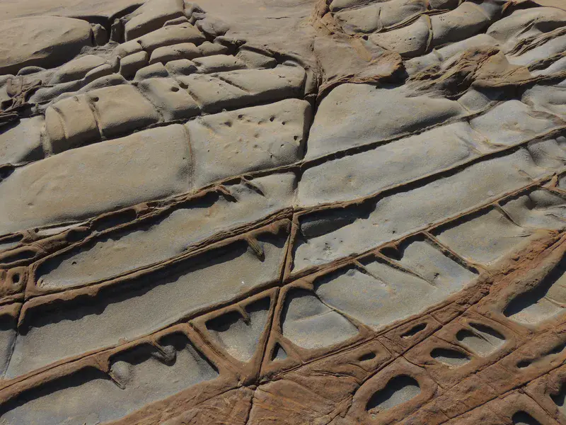 Geometrical erosion of sedimentary rocks