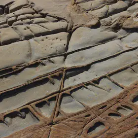 Geometrical erosion of sedimentary rocks