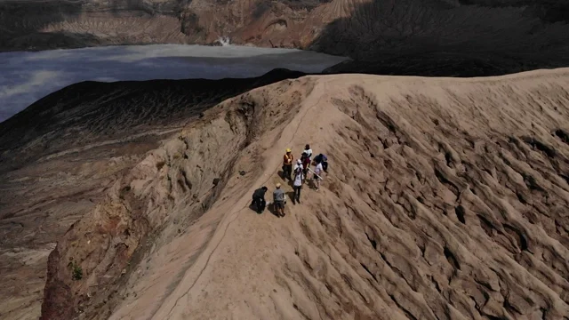 Earth Science Education on the Volcanic Divide