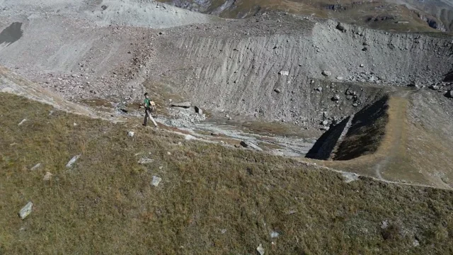 Circling around the lateral moraine