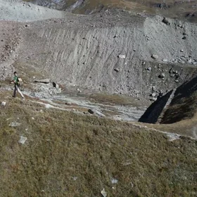 Circling around the lateral moraine