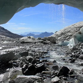 From a dying glacier to another one