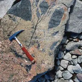 Example of meta-gabbro/amphibolite enclaves in a granite vein (possible pegmatite texture).
